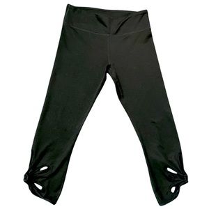 Fabletics women’s black capri athletic leggings size small